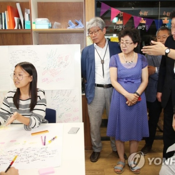 미래교실네트워크 수업 참관하는 이낙연 총리